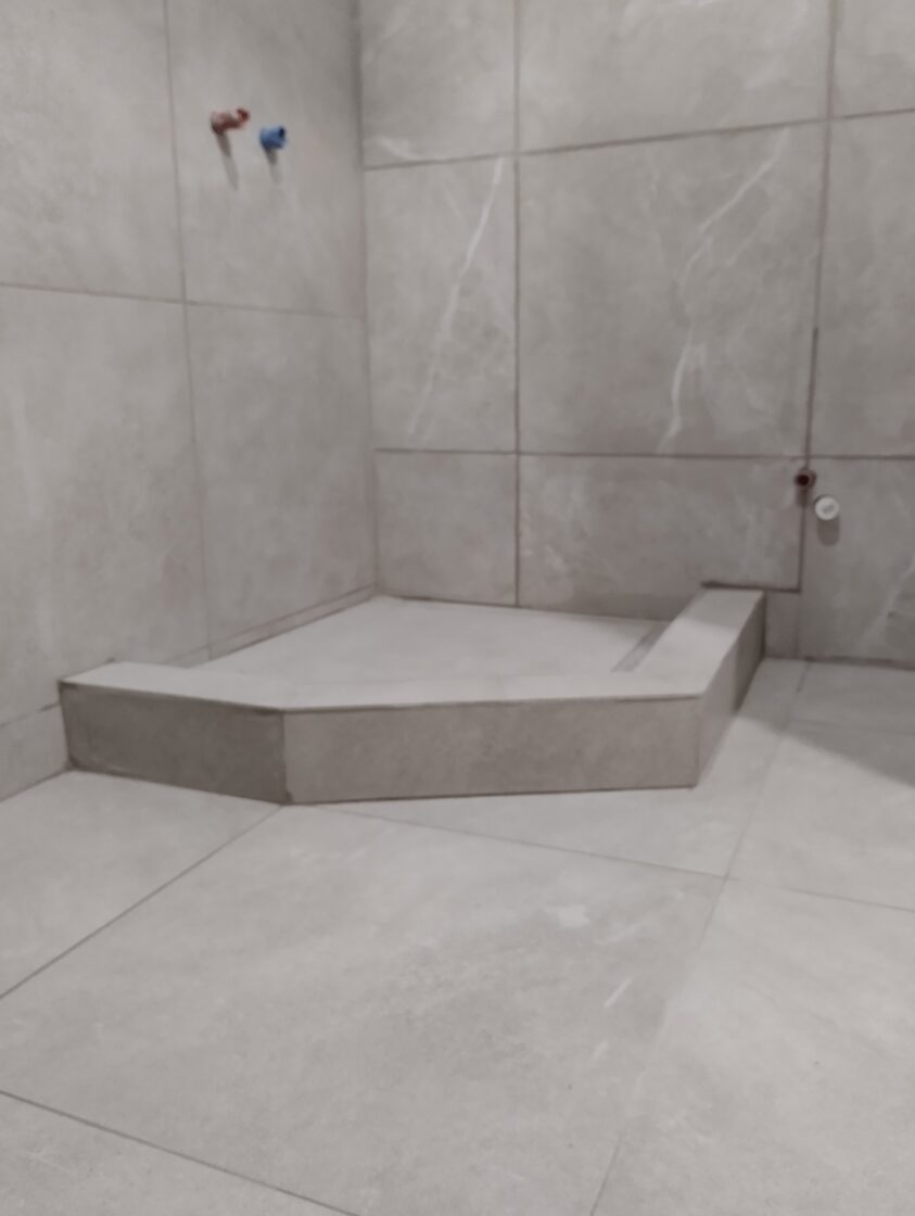 Dušo pado įrengimas 8602-87613, nuolydžio formavimas, dušo pado betonavimas, dušo zonos įrengimas, dušo padas kaunas, dušo pado įrengimas kaune